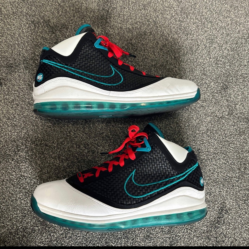 Nike LeBron 7 QS “Red Carpet”